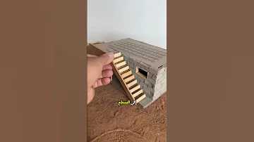 رجل بنى منزل ا صغير ا 