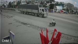 Motorcycle Rider in a Rush Has Near Miss With Truck || ViralHog