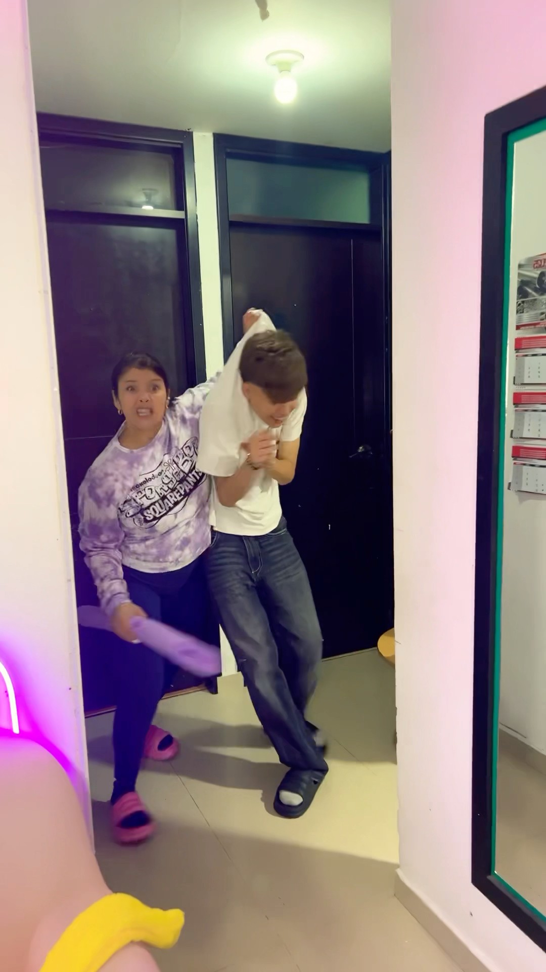 MEJOR ME ESCONDO ?#humor #cosasdefamilia #comedia #shortviral