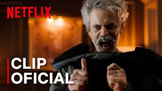 Desactivando una bomba al ritmo de Michael Bublé | Hechos Polvo | Netflix