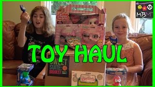 TOY HAUL - Sweet Suite Event at Blogger Bash 2015
Kim came home from Suite Sweet with Shopkins, Puppy Surprise, Rubies Masks, Pete the Cat Puppets and more. Claire and Leah check out all the swag and decide it was worth a night with a babysitter to let mom go to Blogger Bash 2015! This video features the toys I came home with that night, another video will be posted soon showing the contents of the box mailed to our house.
All products shown were given to us free from the companies mentioned, but we were not paid to make this video. All opinions are our own.
See my interview with the Strand Bands creator here:
https://www.youtube.com/watch?v=QnV51OJettY&index=17&list=PLlnaSFeio_kuOI8-q2Rb8DCM_OryaqdyB
Click to subscribe to Made by Mommy on YouTube:
http://www.youtube.com/user/mbmcrafts?sub_confirmation=1
Show Made by Mommy your projects on instagram:
http://instagram.com/KimMaycraft
Talk with me on Facebook:
http://www.facebook.com/mbmcrafts
-~-~~-~~~-~~-~-
Want a laugh check out our latest video:
Pie Face Game Challenge | Mom vs Kids
➨ https://www.youtube.com/watch?v=F9RJ8Kz9woI
-~-~~-~~~-~~-~-
Having trouble find the Rainbow Loom band tutorial you want? Go to http://www.looming.com/mbm for a well organized list of all of my designs! TOY HAUL - Sweet Suite Event at Blogger Bash 2015