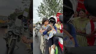 I bambini hanno sommerso Sadhguru di amore e fiori a Kathmandu. #SadhguruItaliano
