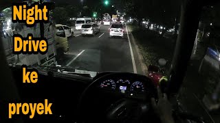 truk molen pengiriman beton di malam hari