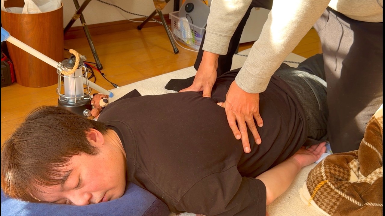 ASMR Тщательный массаж для расслабления затекших плеч и спины в холодную зиму.