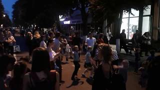 Вот что такое юг России - брейк-дэнс на улице, люди танцуют флеш-моб Краснодар, улица Красная
