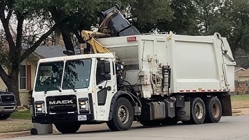 Mack LR Heil DuraPack Python Garbage Truck With Broken Grippers