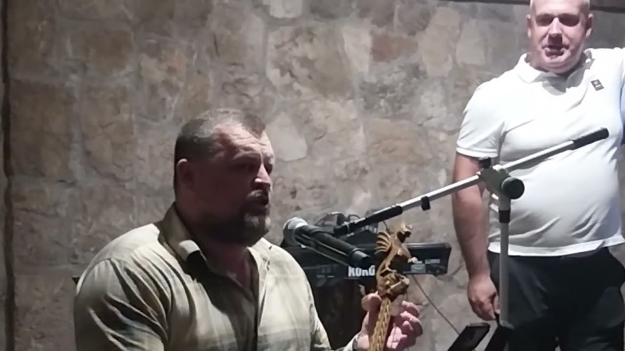 Rodjenje sina kod Ranka Vešovića                                      -Guslar Željko Vukčević.