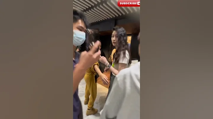 #陳慧琳 超真實懟臉拍，50歲這狀態真是太美了，簡單的穿着依然擋不住她的公主氣質！停下來幾次陪粉絲合影 - 天天要聞