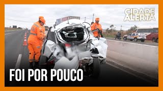 MOTORISTA PULOU: ônibus bateu em carro que estava parado na rodovia | Cidade Alerta Minas