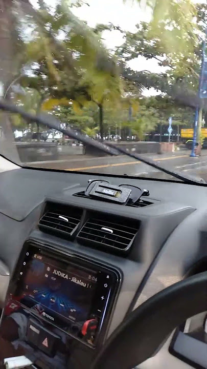 Story' wa jalan jalan pakai mobil Avanza ke pinggir pantai di saat hujan