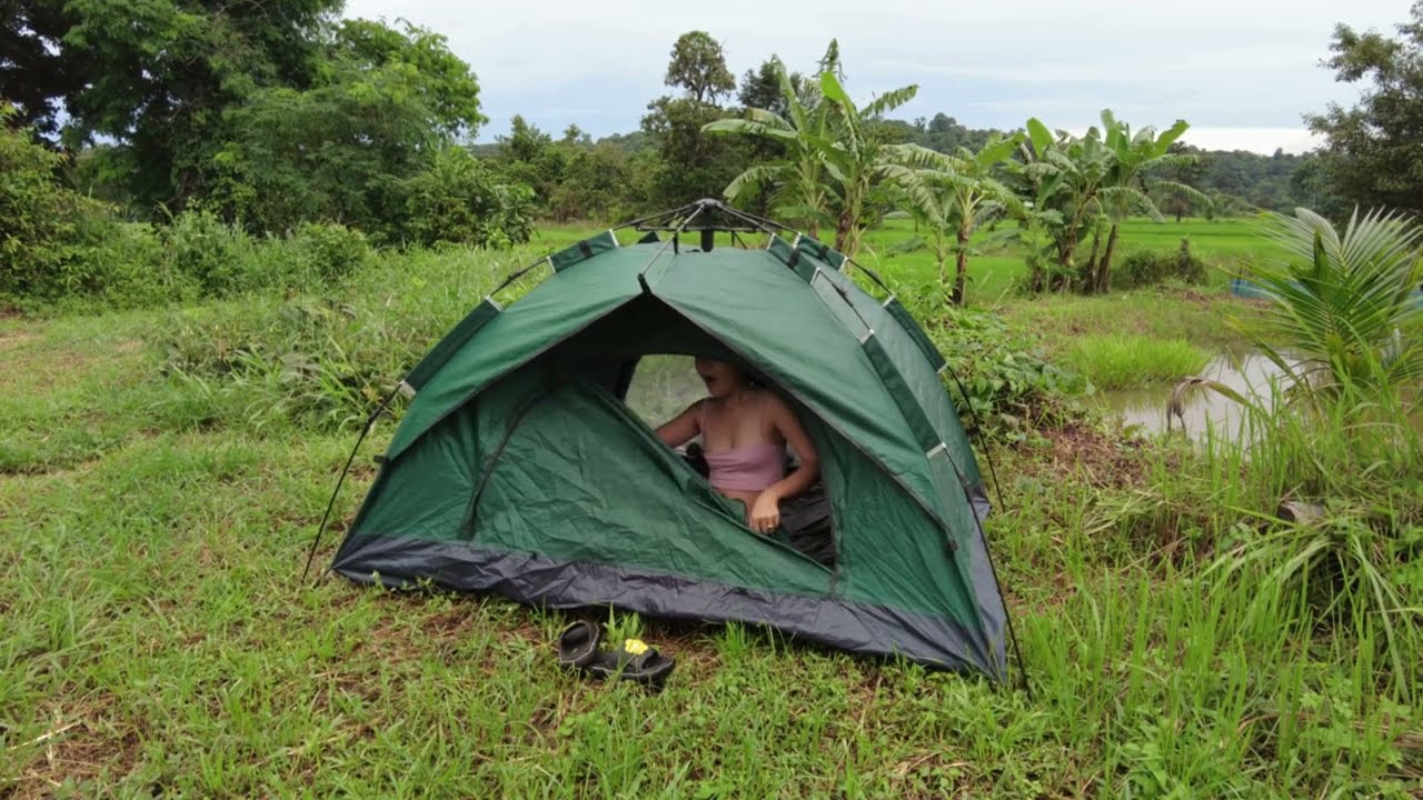 Bushcraft Survival Girl, Overnight Wild Camping, Rain Water Wash, Campfire Cook Snail