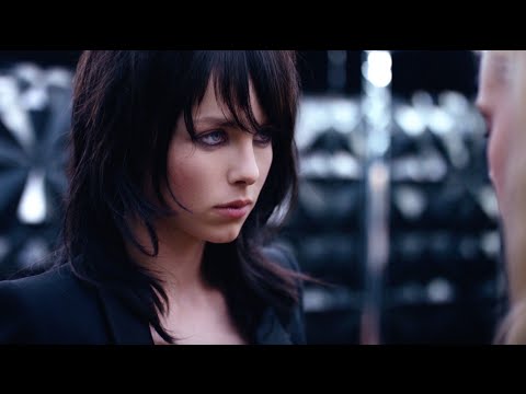 edie-campbell-for-yves-saint-laurent-black-opium-eau-de-toilette