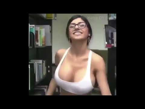 Mia Khalifa Lifts Shirt *Not Click Bait*