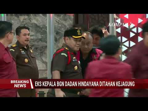 Momen Dadan Hindayana CS Digiring ke Mobil Tahanan Kejagung