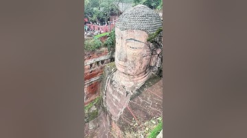 Lạc Sơn Đại Phật cao 71 mét tọa lạc bên ngã ba sông hùng vĩ là tượng đá khổng lồ lớn nhất Trung Quốc