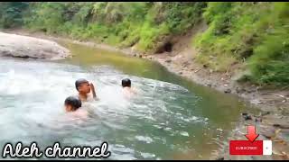 keseruan rombongan bocil mandi disungai sambil berenang,