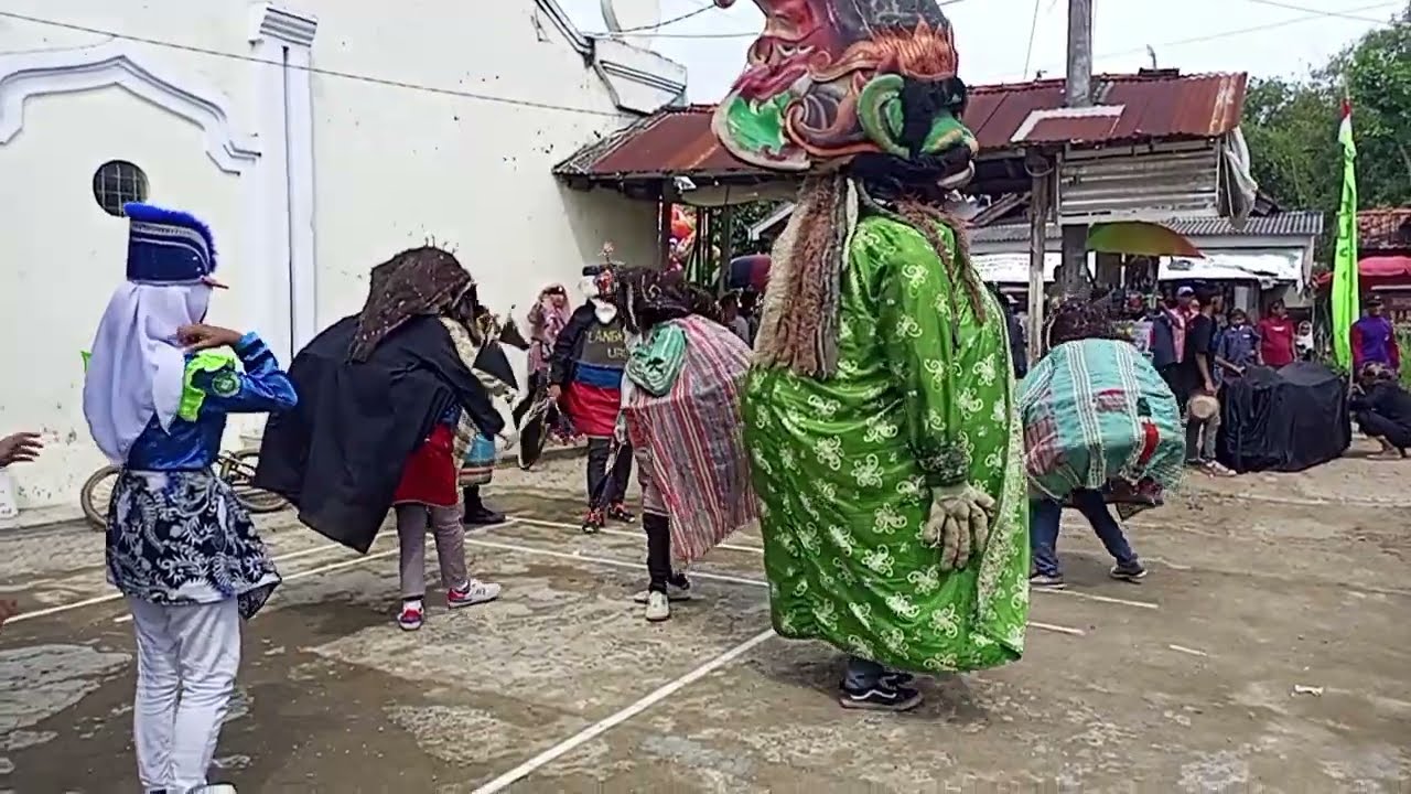 kebo edan ngamuk !! Berantem dengan buta di akhir video