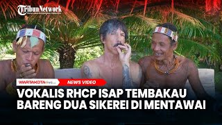 Vokalis RHCP Anthony Kiedis Libur Lebaran di Mentawai, Pamer Isap Tembakau Bareng Dua Sikerei