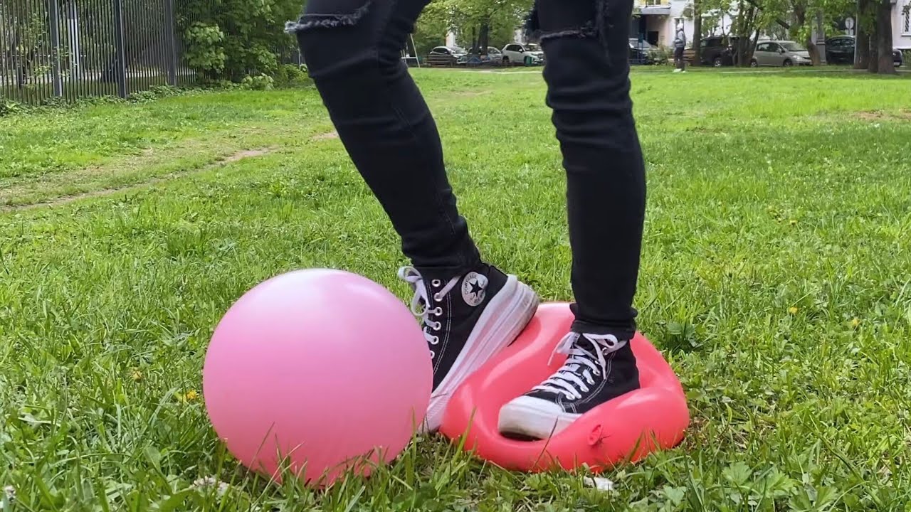 Melany vs couple balloons