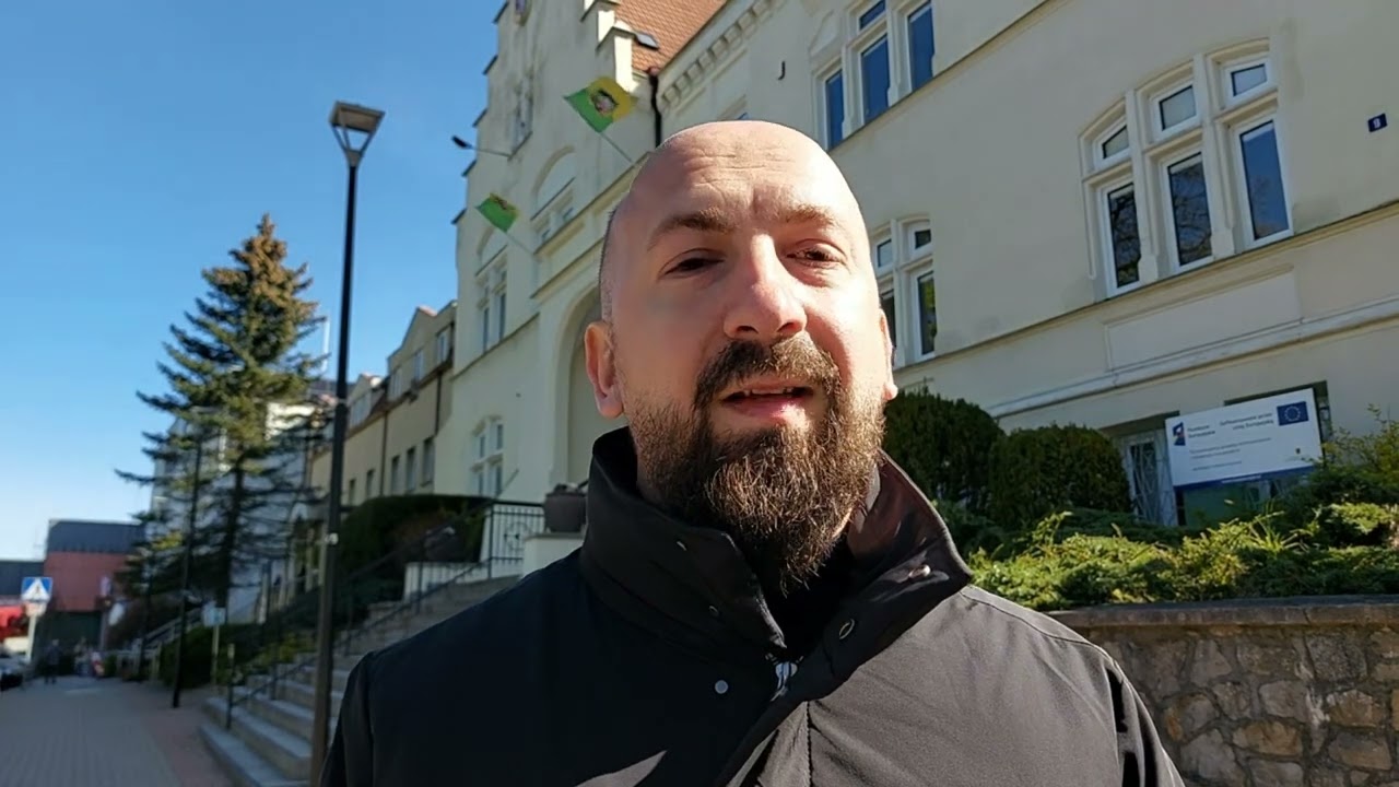 Wiceprzewodniczący Rady Powiatu Kościerskiego codziennie stoi przed starostwem.