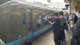E653系1000番台カツK71編成(水色)横浜駅を約9分遅れて発車2026年4月11日(土)16:53発頃