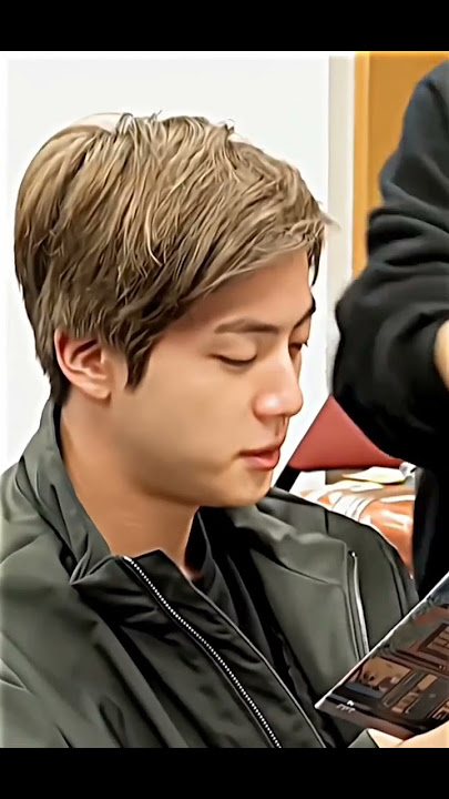 mbak staff yang beruntung bisa menyentuh wajah kim seokjin #kimseokjin #jin #bts