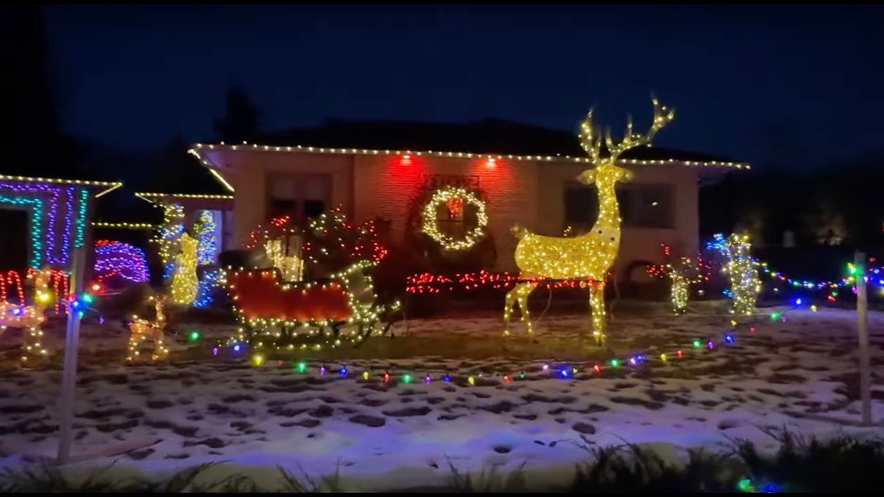 Walking in Regina, December 24, 2023 Christmas lights in the Crescents