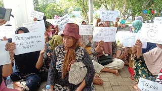 Ibu ibu warga Singkuang I lakukan aksi unjuk rasa dengan kertas didepan kantor Bupati sore ini