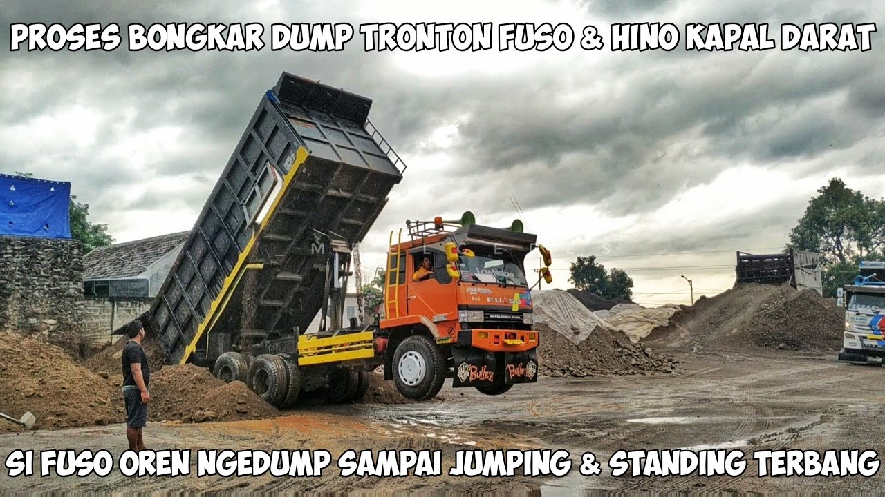 Ngedump Sampai Standing!!! Proses Bongkar Muatan Sirtu Dump Tronton Fuso & Hino Kapal Darat