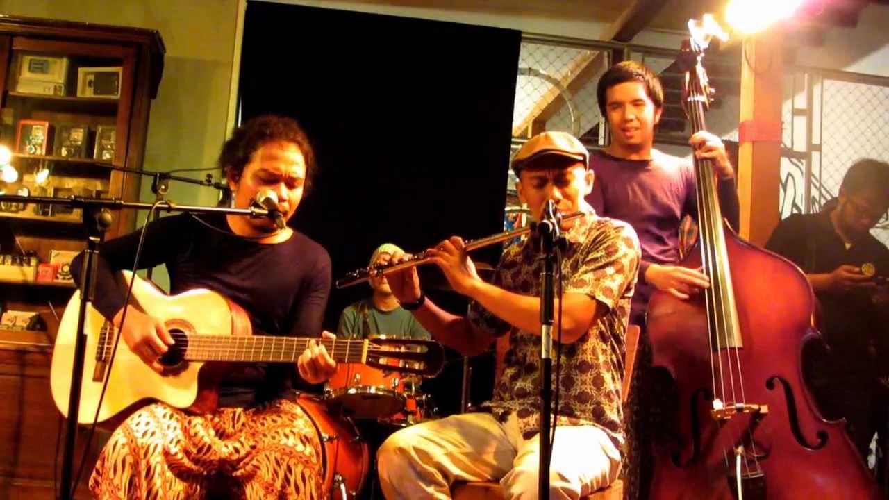 Payung Teduh - Menuju Senja (live at Aksara Store, Kemang, Jakarta 1