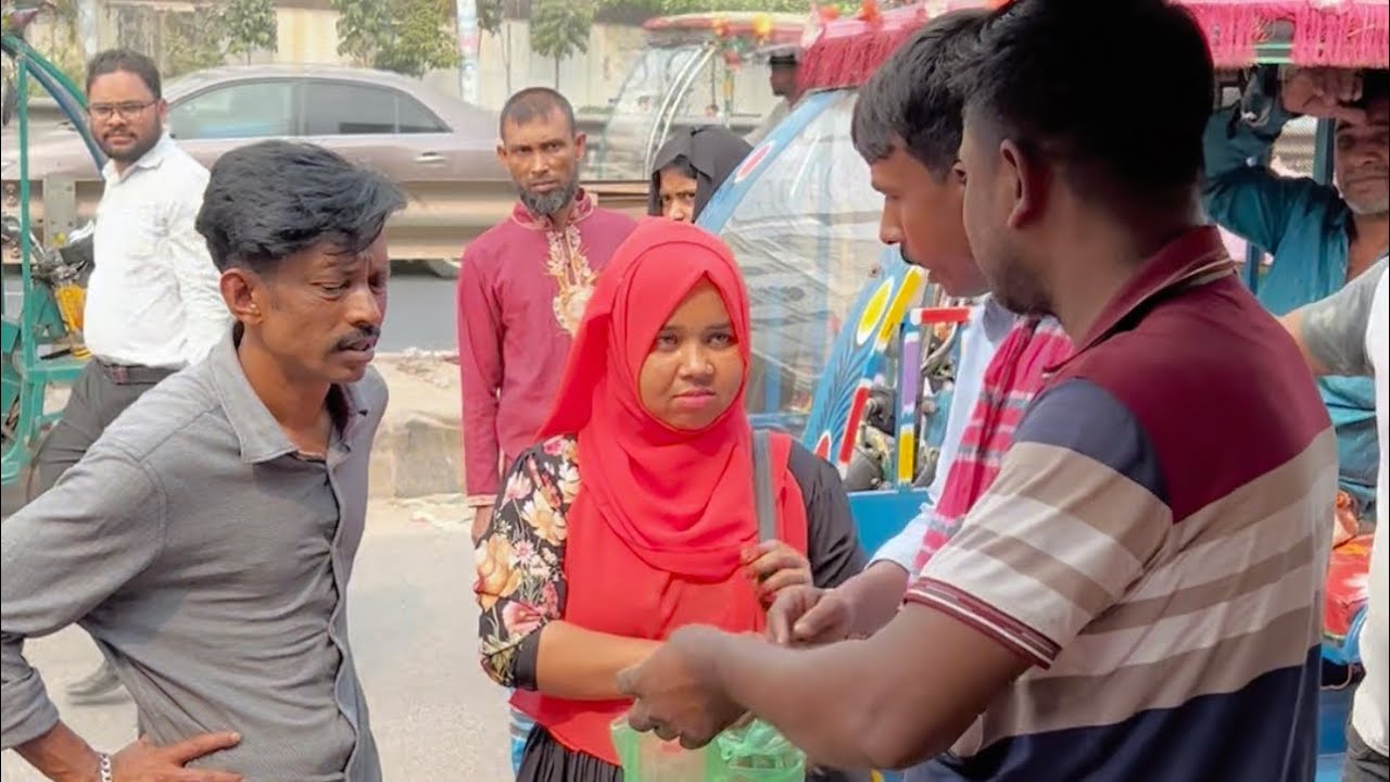 রমজান মাসে খেজুর চু*রি করতে গিয়ে হাতেনাতে ধরা পড়লো মহিলা