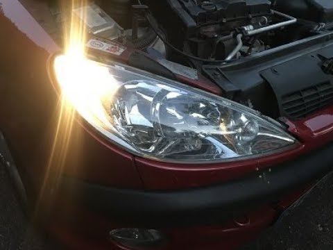 Changer une ampoule de feux de croisement sur Peugeot 307 - Tutoriels  Oscaro.com