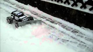 Traxxas Summit beim Schneeschieben