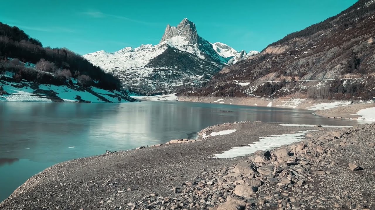 Pueblo y embalse de Lanuza