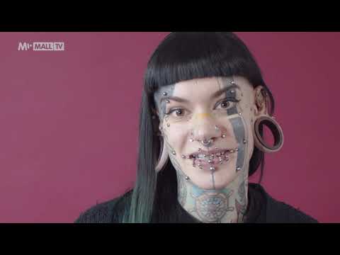 Video: Maminka Nepoznala Svou Dceru, Která Opustila Práci Kvůli Tetování Na Celém Těle. Netizens Si Nedokázal Představit, Jak Ta Dívka Vypadala Dříve