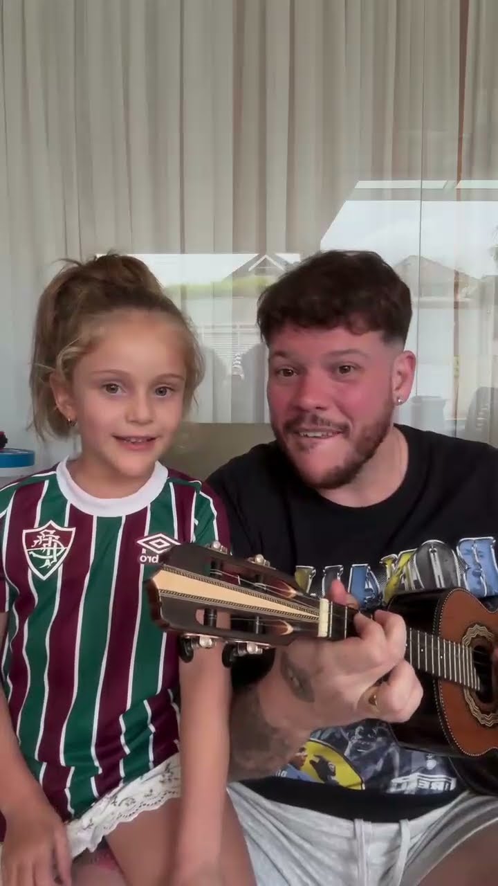 Brincando de musiquinha com minha neném ??