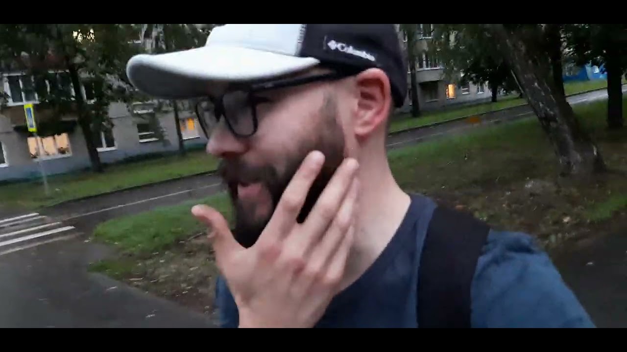 Тонкие ветки колышутся, флаги развеваются, волны средние. 29 июля 2023 ...