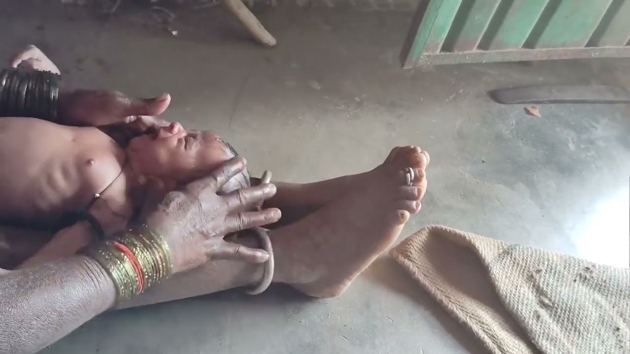 #new born beby# Baby oil massage#village style( పుట్టిన పిల్లలకు బాడీ మసాజ్) #growth baby massage