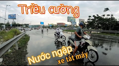 Triều cường ngay giờ cao điểm làm nhiều xe tắt máy trên đường phố Cần Thơ | Nắng và gió miền tây