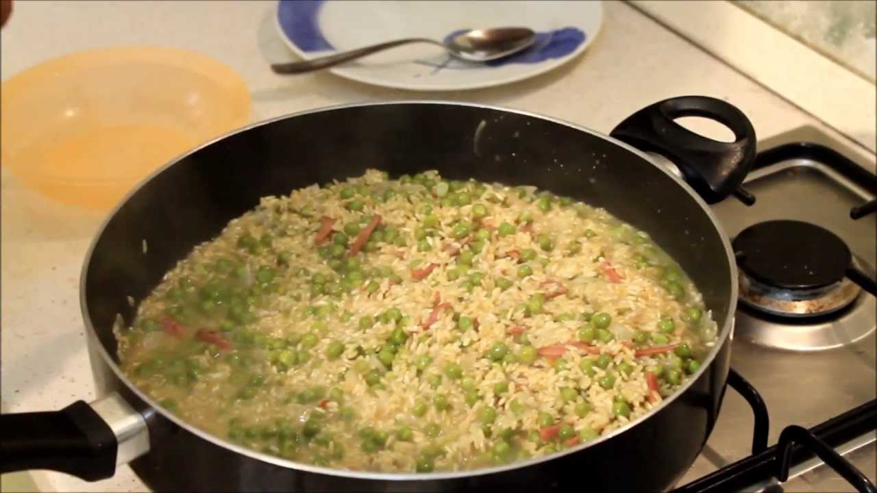 Risotto piselli e speck (ricetta risi e pisi) - YouTube Risotto piselli e speck (ricetta risi e pisi) - YouTube