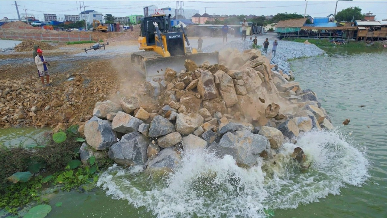 Today Great Skill !! Dump Trucks25 TON Unloading Stone , Bulldozer SHANTUI C3 Push Stone Into Water