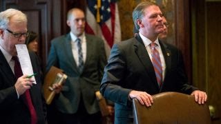 Illinois lawmakers postpone vote to override budget veto