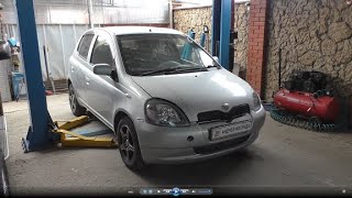 Замена передних тормозных колодок на Toyota Vitz Тойота Витц SCP10 2001 года