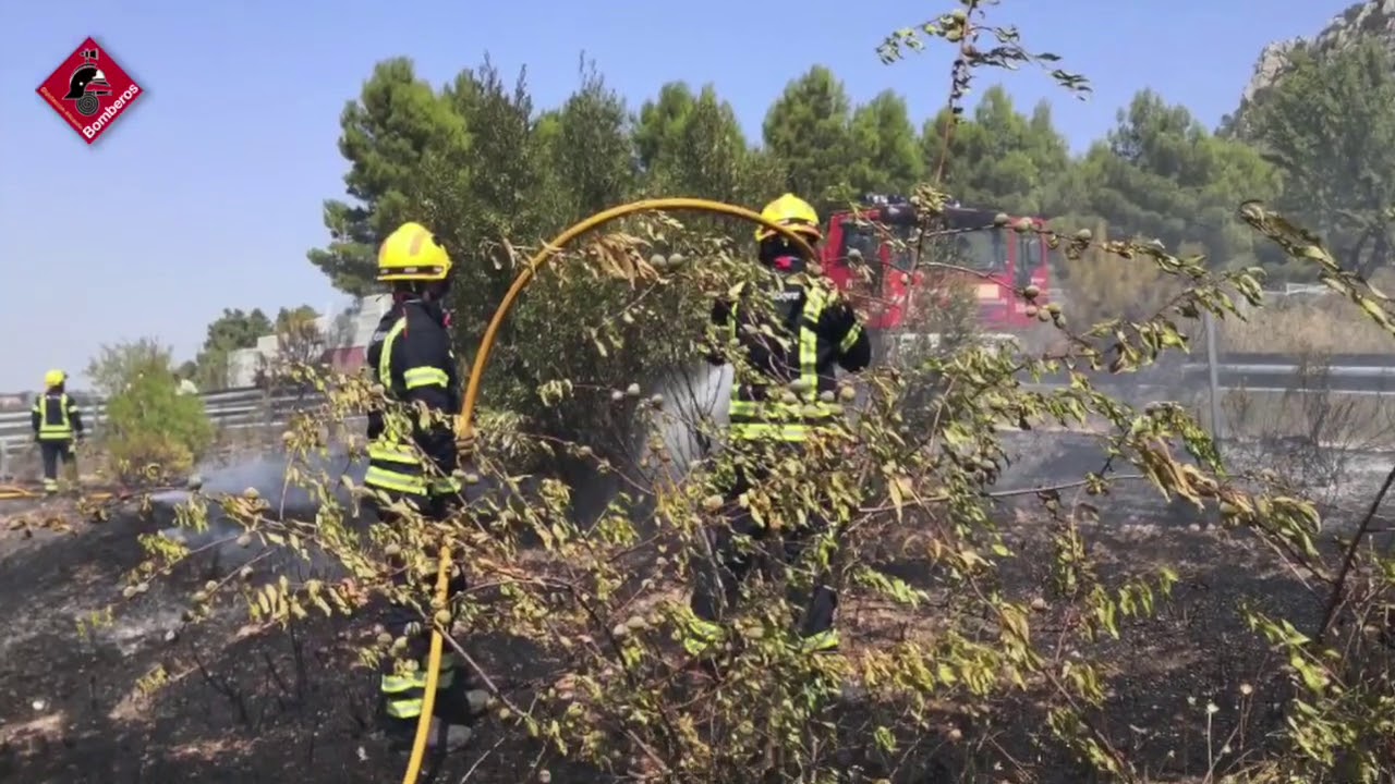 Els Bombers de Cocentaina sufoquen un xicotet incendi a Ibi. Video facilitat pels bombers