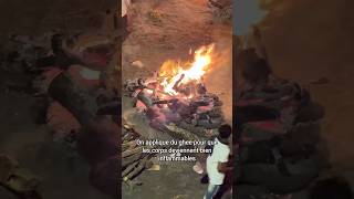 Crémation Hindoue Sur Le Ganga