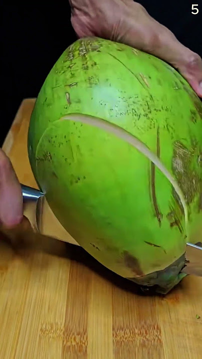 Skill tingkat dewa mengupas kulit buah kelapa muda dengan cepat #shorts