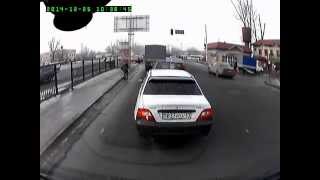 Алматы. Пешеходы на дороге. Попрошайка 20141225 1037