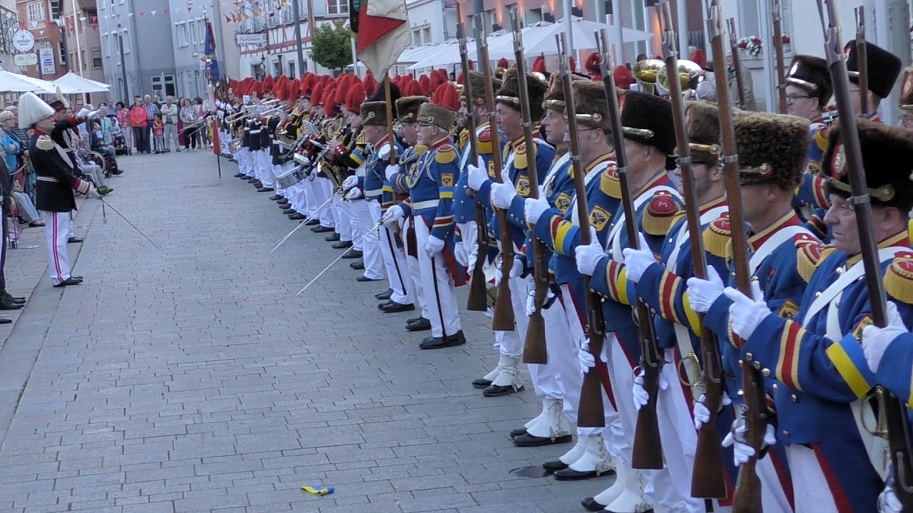 390. Maifest in Mengen: Die Bürgerwache mit dem Großen Zapfenstreich