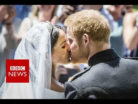 Royal wedding : Prince Harry and Meghan's first kiss - BBC News