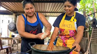 Sandra le Enseña a Su Hija Mercy a Hacer Tamales de Puerco y de Pollo